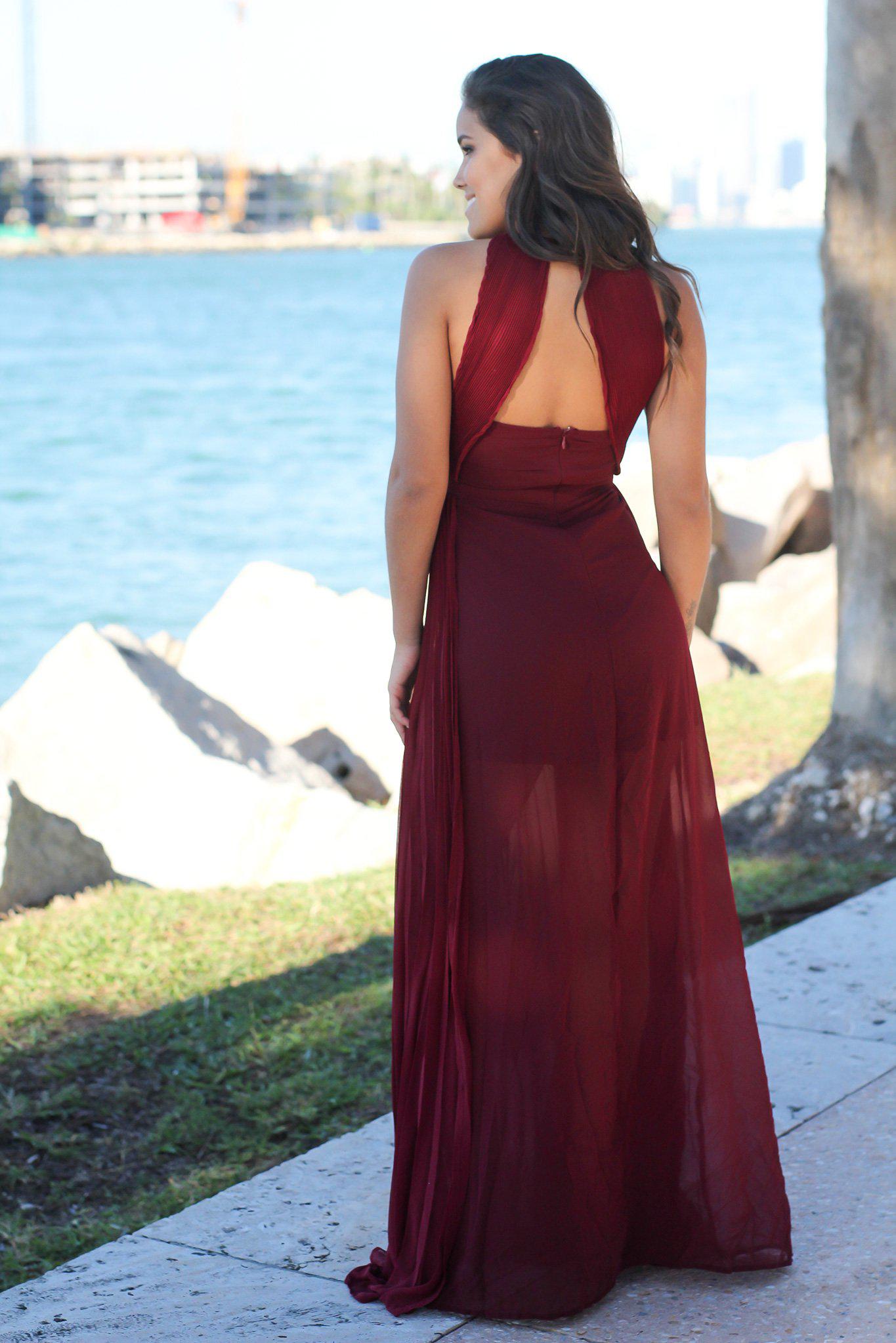Stylish Burgundy Maxi Dress with Pleated Design and Side Slits