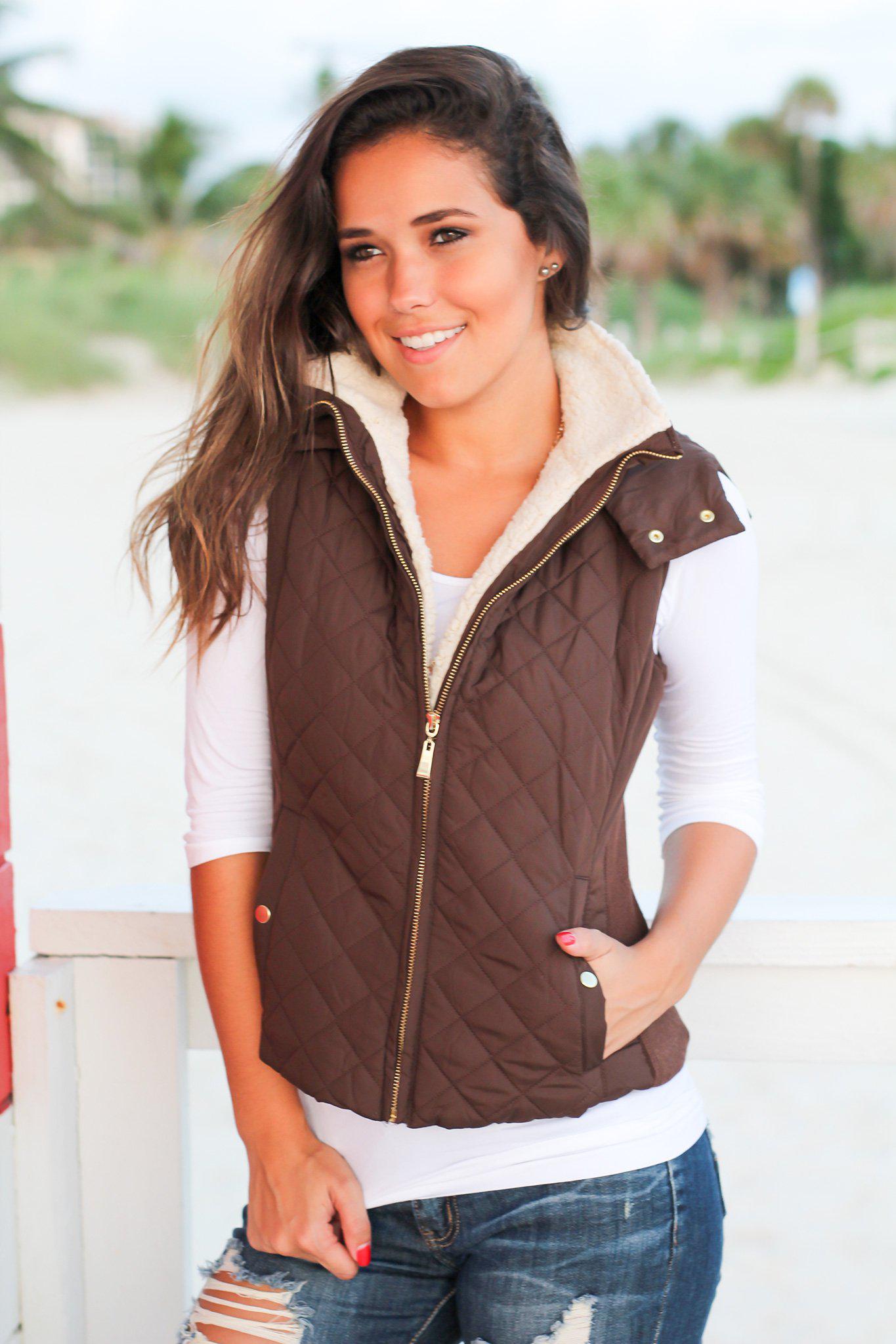 Stylish Brown Quilted Vest with Faux Fur Collar for Fall and Winter