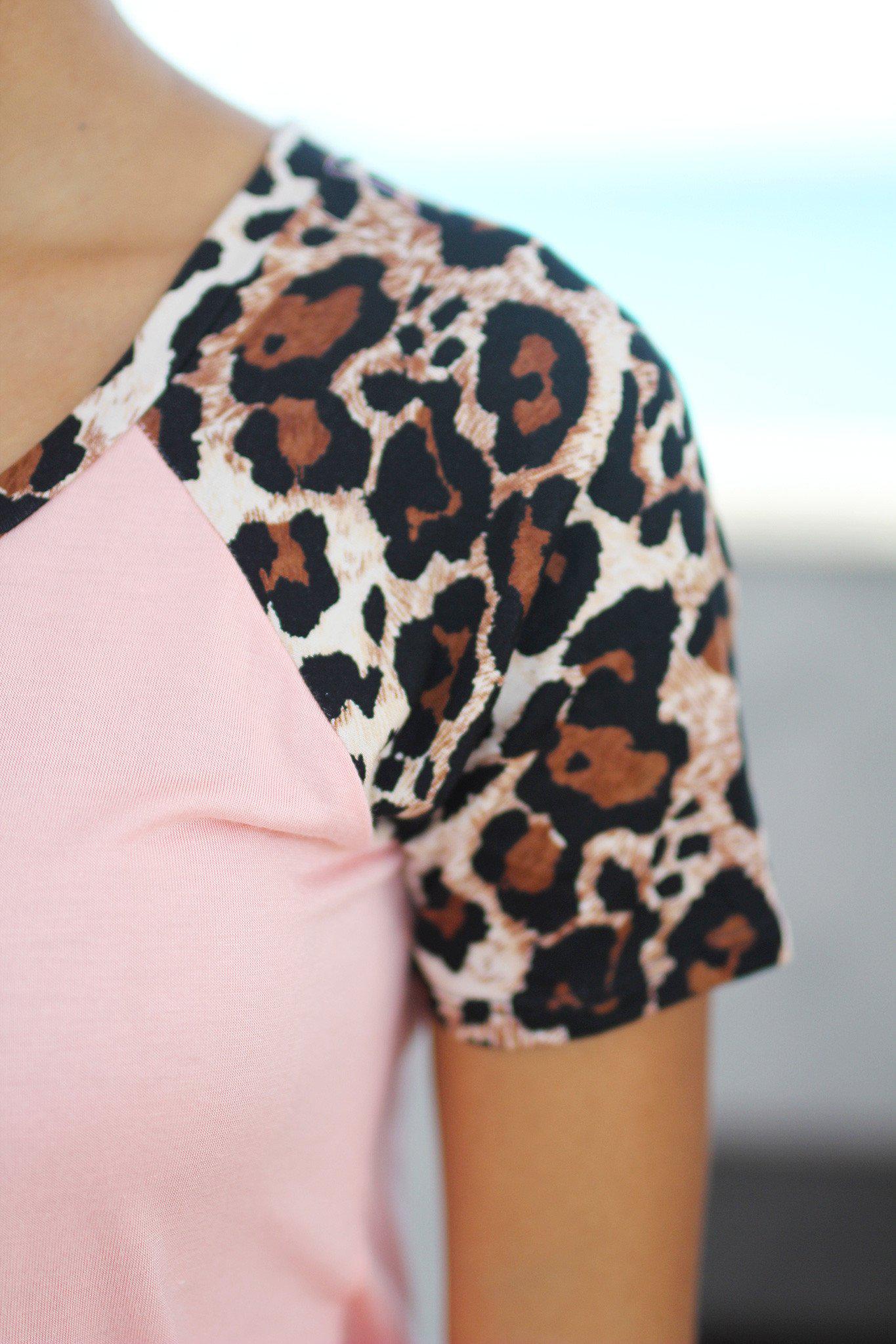 Stylish Light Pink Top Featuring Leopard Print Short Sleeves