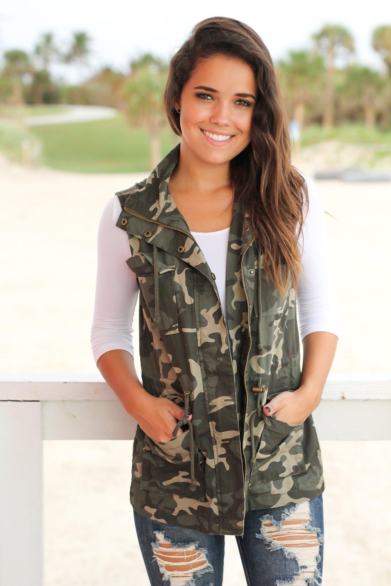 Stylish Cotton Camo Hooded Vest with Pockets and Drawstrings