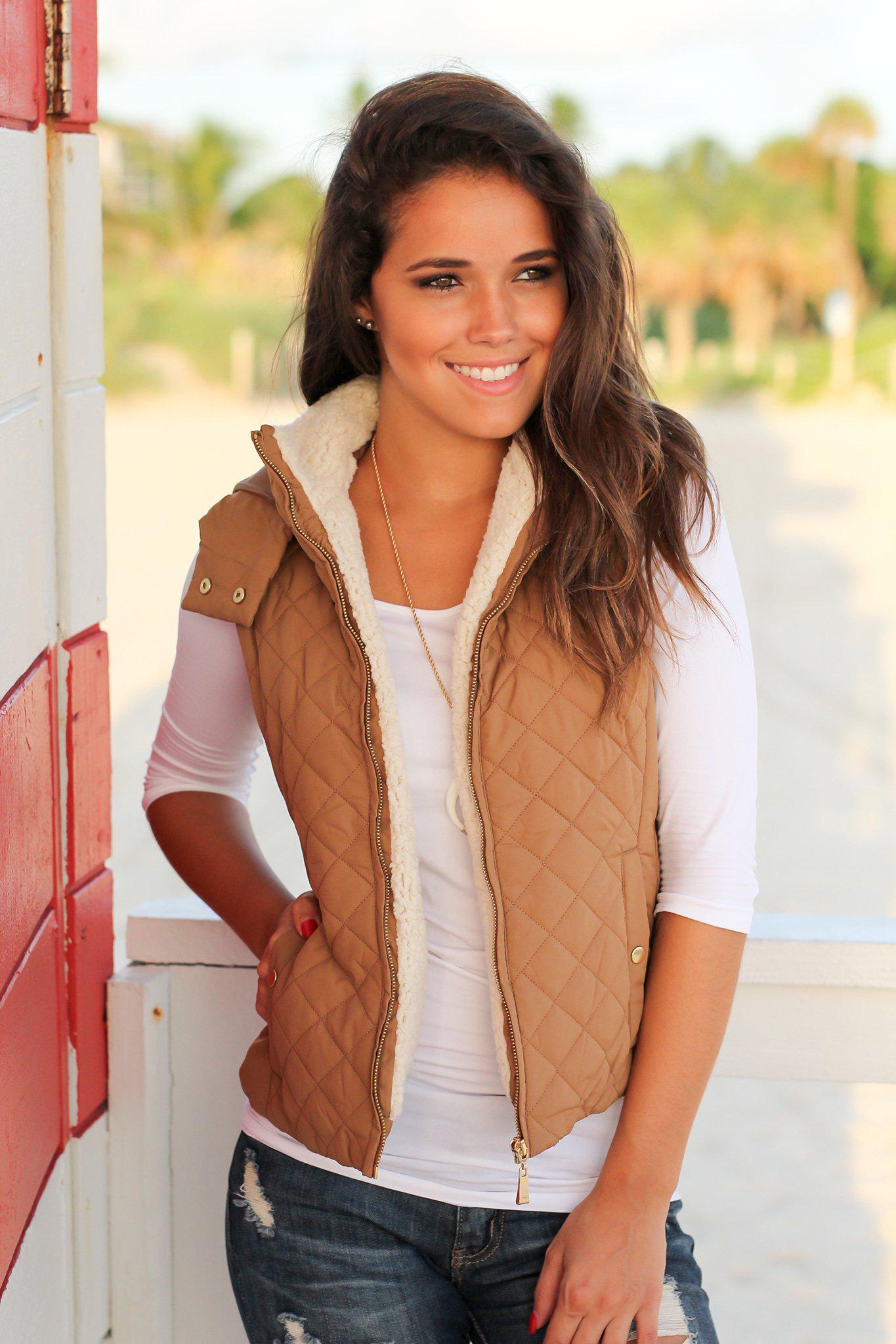 Stylish Camel-Colored Quilted Women's Vest Featuring a Faux Fur Collar