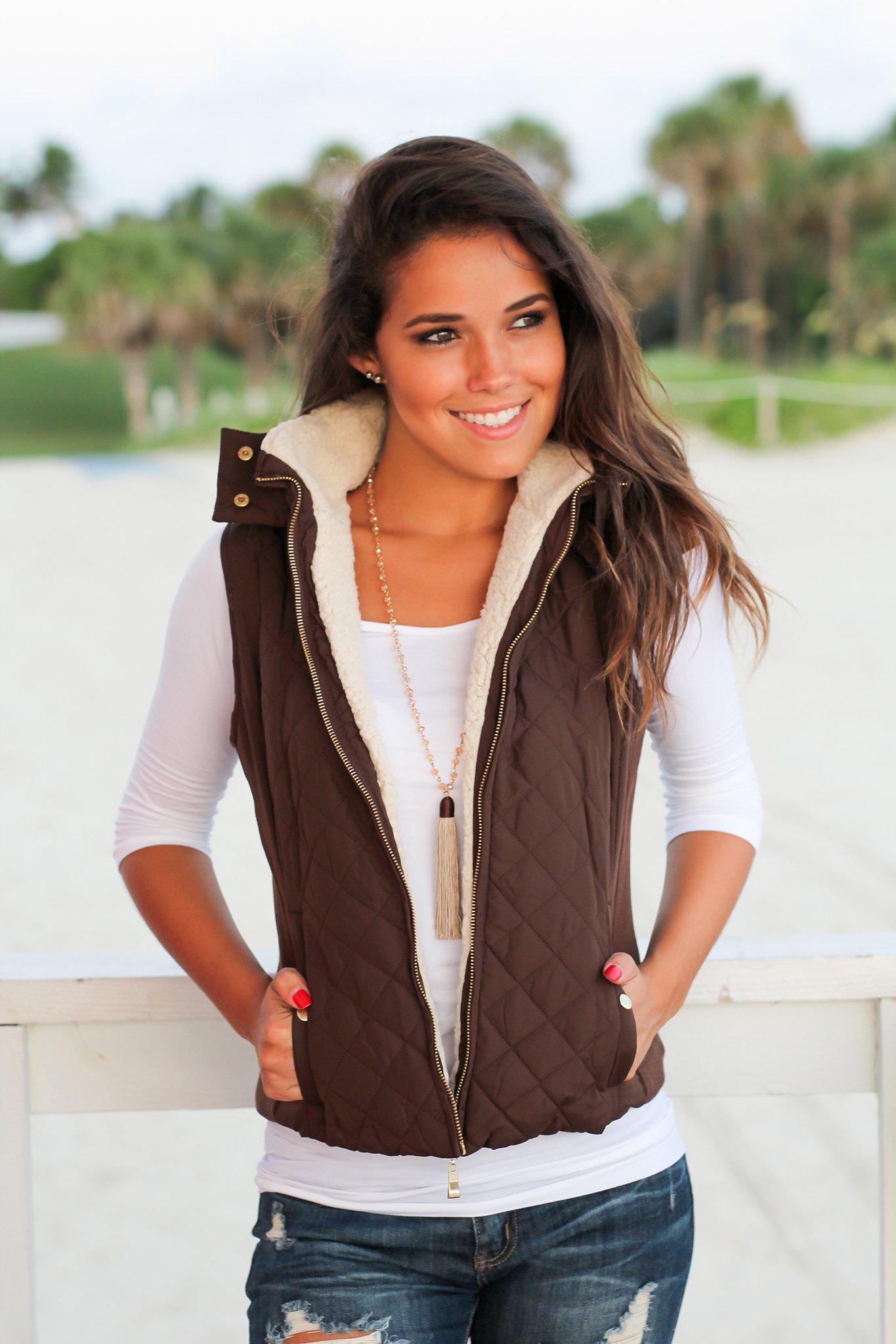 Stylish Brown Quilted Vest with Faux Fur Collar for Fall and Winter