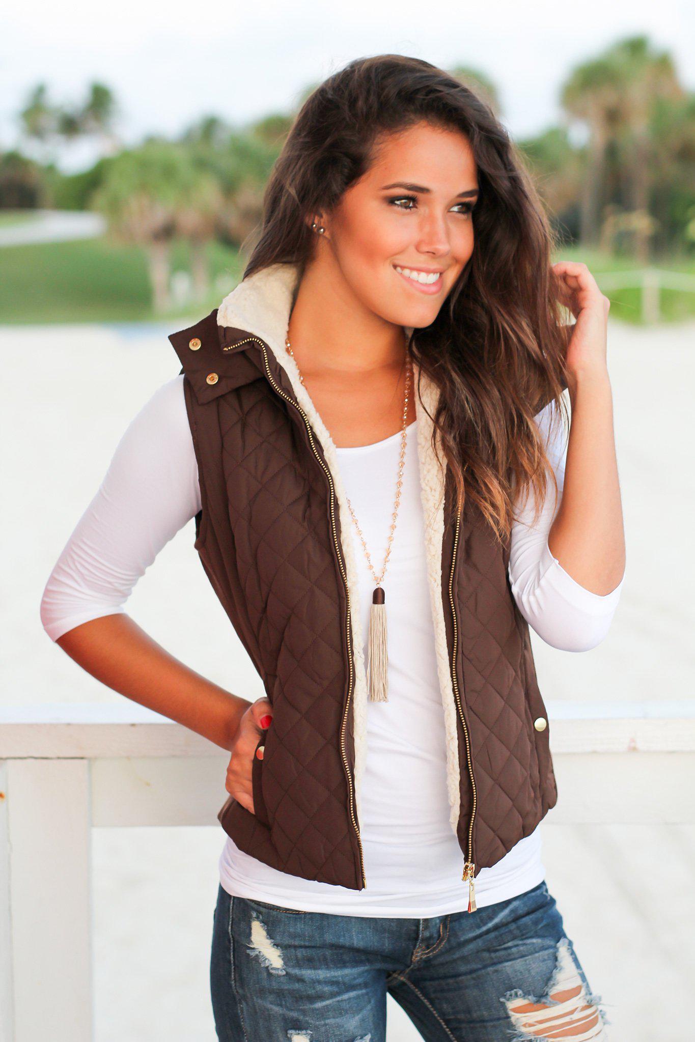 Stylish Brown Quilted Vest with Faux Fur Collar for Fall and Winter