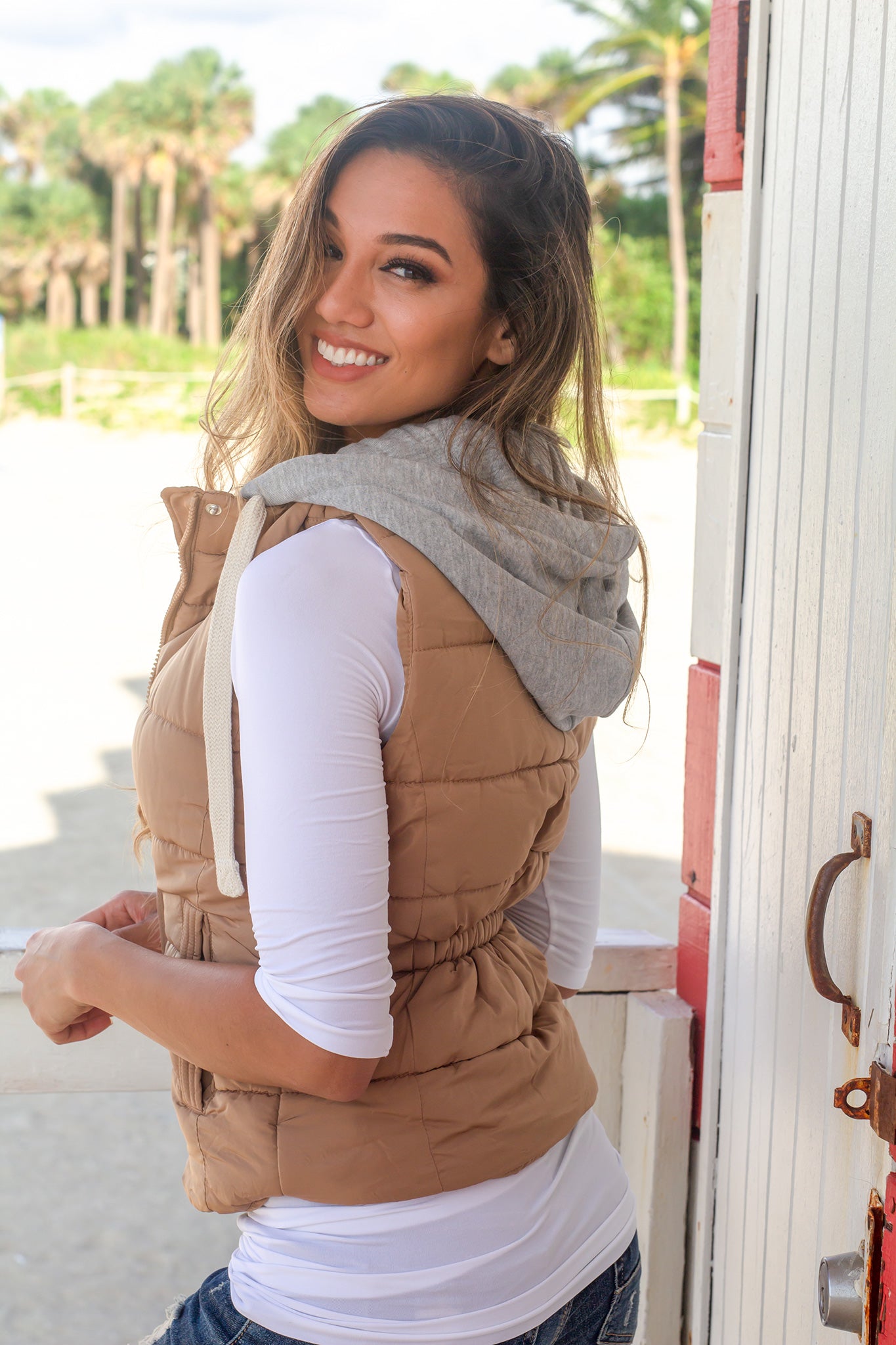 Stylish Camel-Colored Quilted Puffer Vest for Fall and Winter