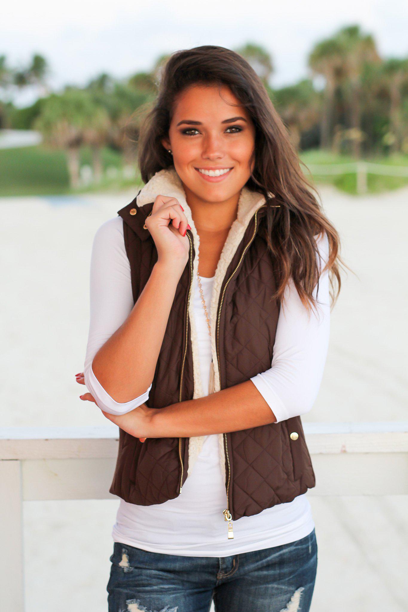 Stylish Brown Quilted Vest with Faux Fur Collar for Fall and Winter
