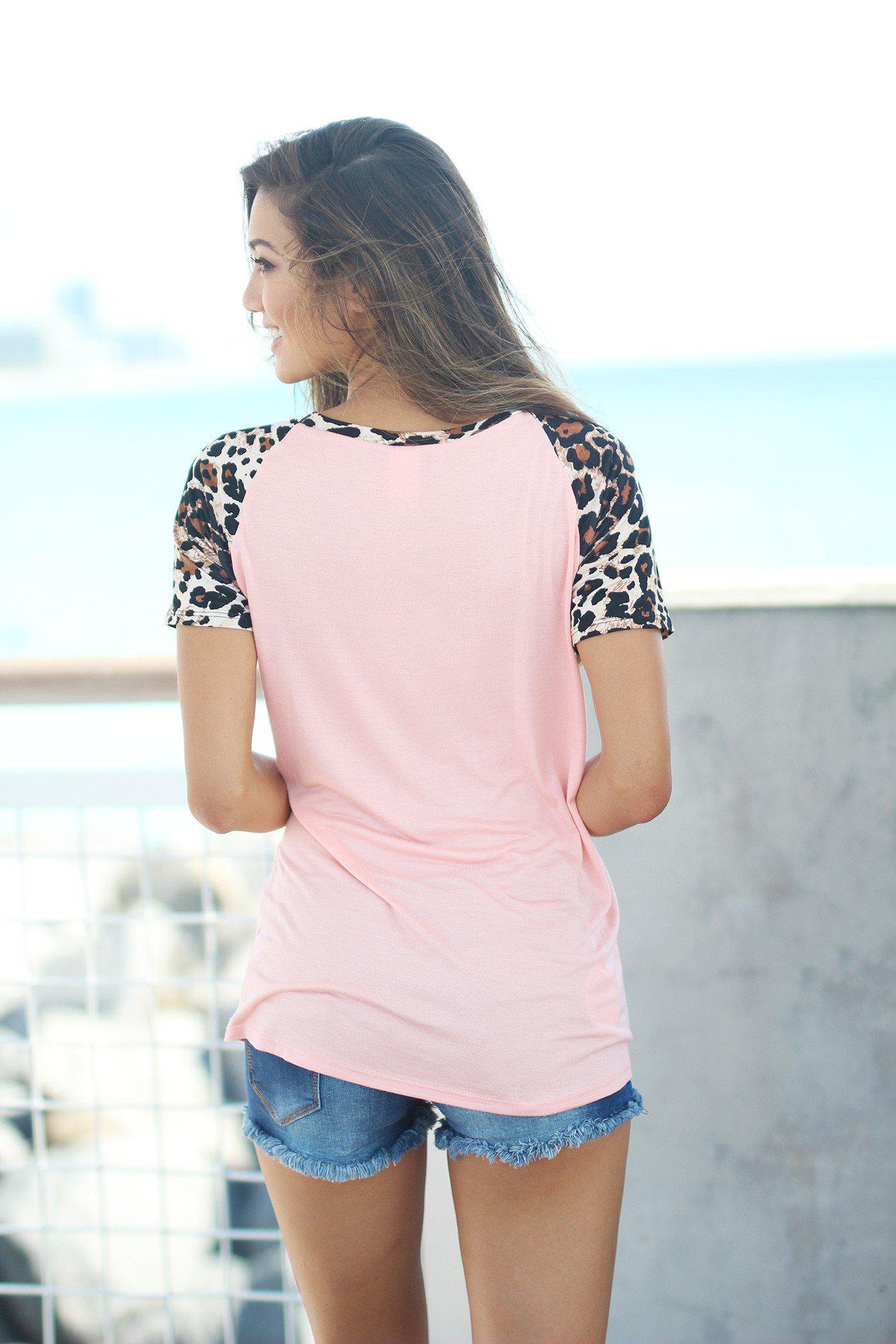 Stylish Light Pink Top Featuring Leopard Print Short Sleeves