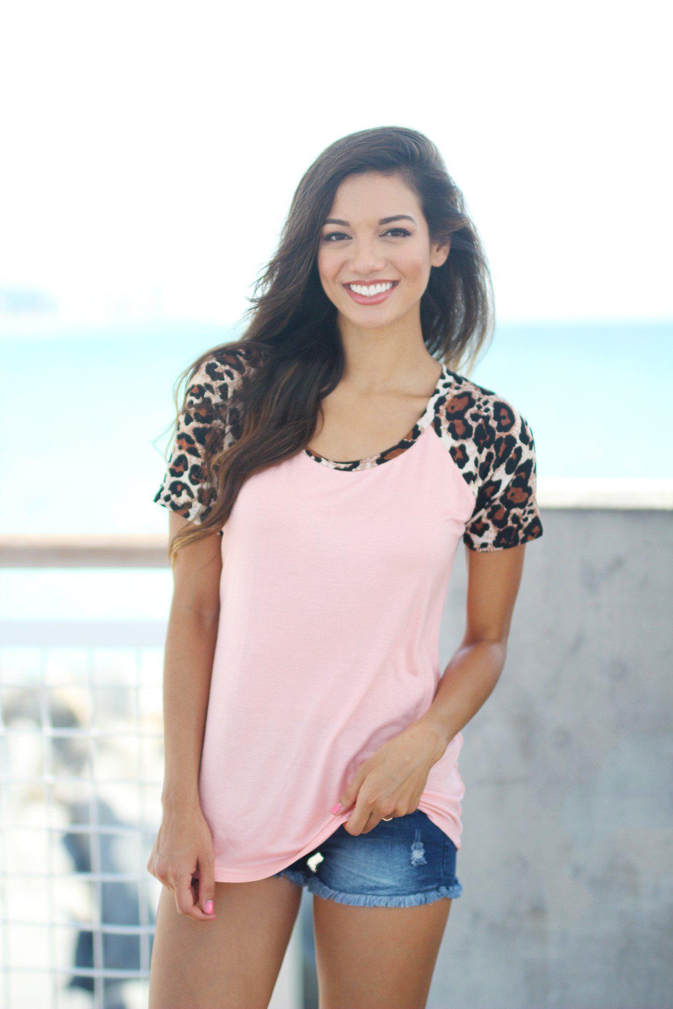 Stylish Light Pink Top Featuring Leopard Print Short Sleeves