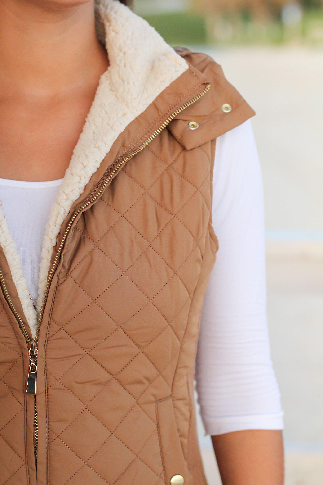 Stylish Camel-Colored Quilted Women's Vest Featuring a Faux Fur Collar