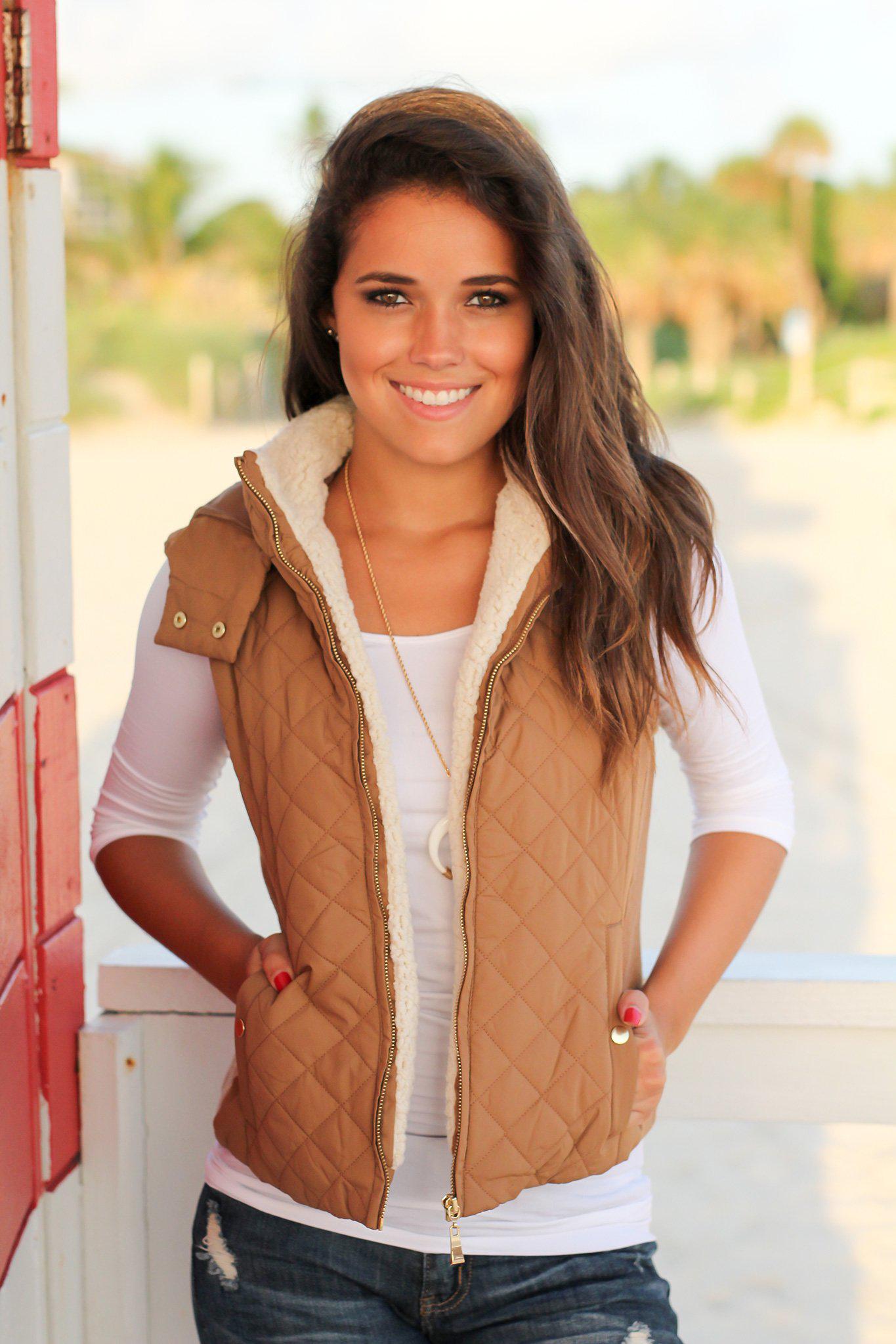 Stylish Camel-Colored Quilted Women's Vest Featuring a Faux Fur Collar