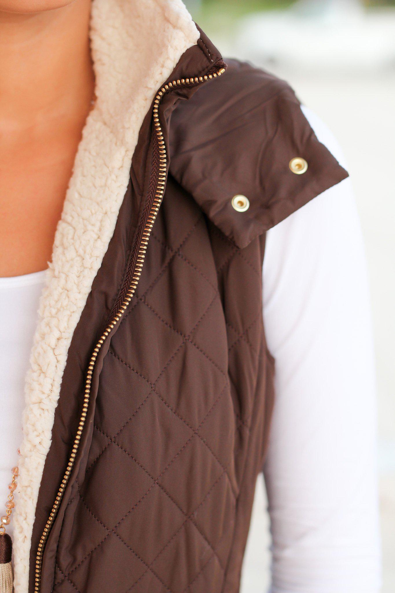 Stylish Brown Quilted Vest with Faux Fur Collar for Fall and Winter
