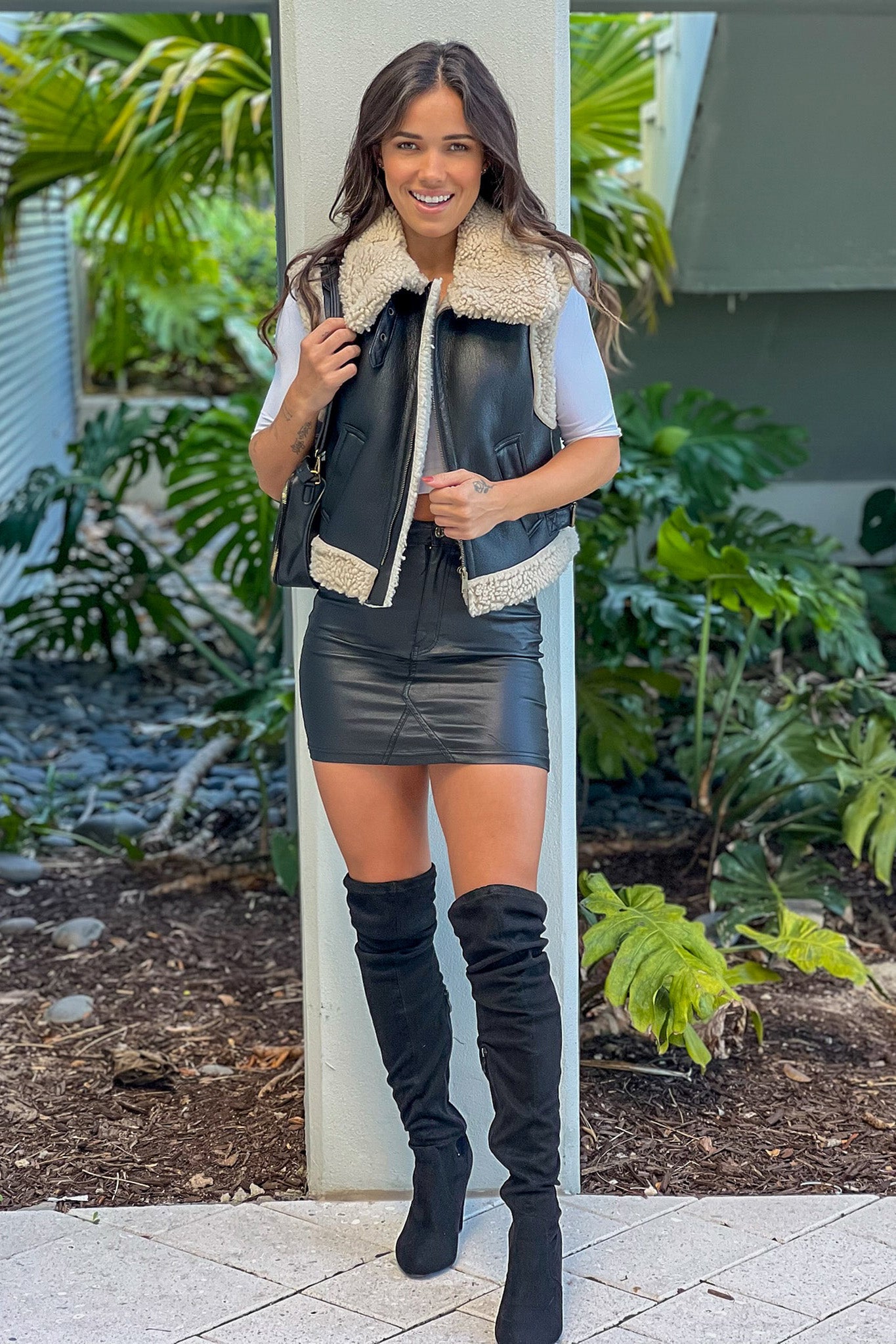 Stylish Black Faux Leather Shearling-lined Sleeveless Vest for Comfort and Warmth