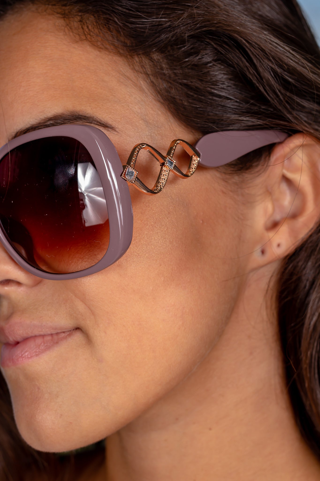 Stylish Mauve Squared Sunglasses Featuring Rose Gold Decorations