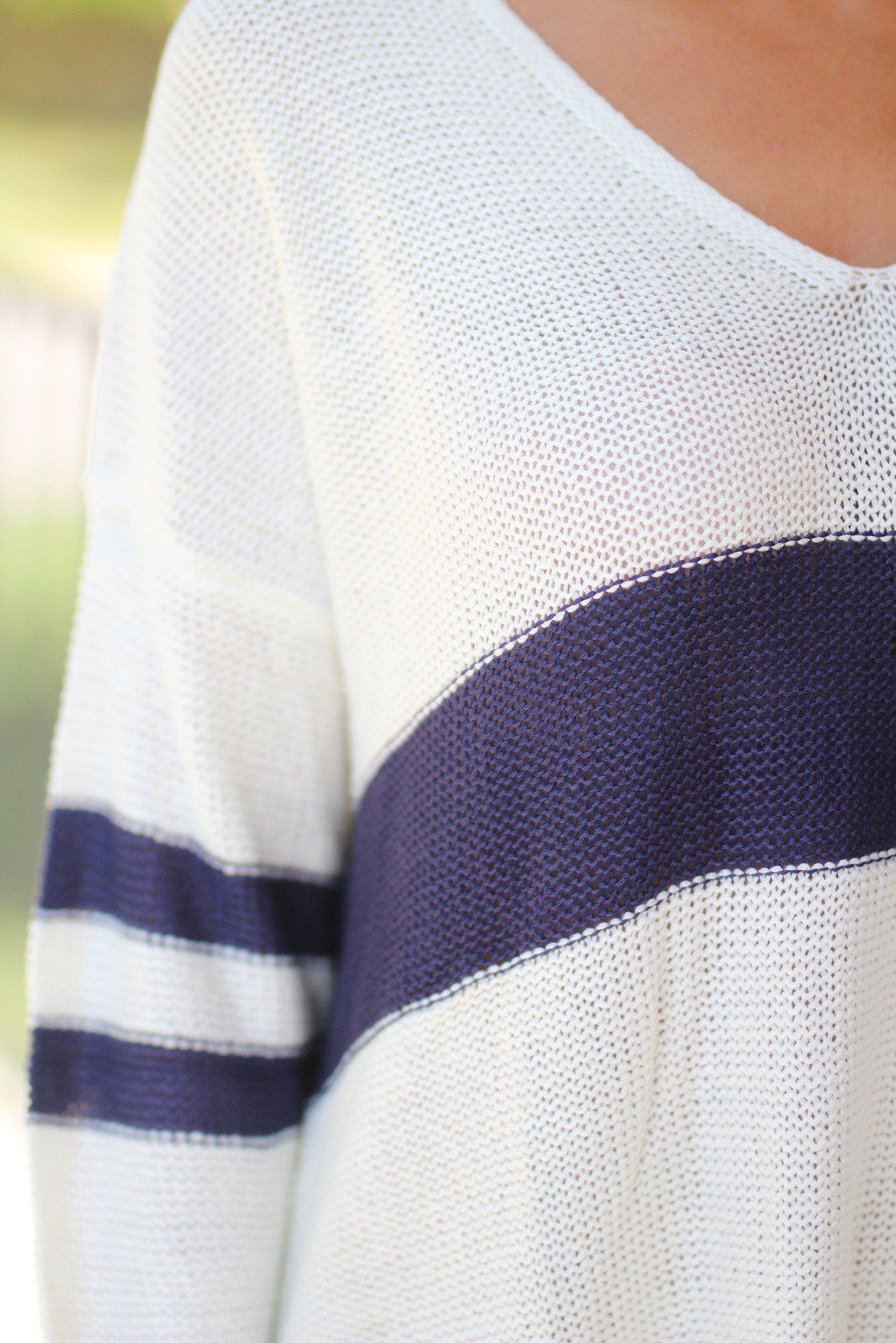 Cozy Cream and Navy Loose-Fit V-Neck Long-Sleeve Sweater for Cool Weather
