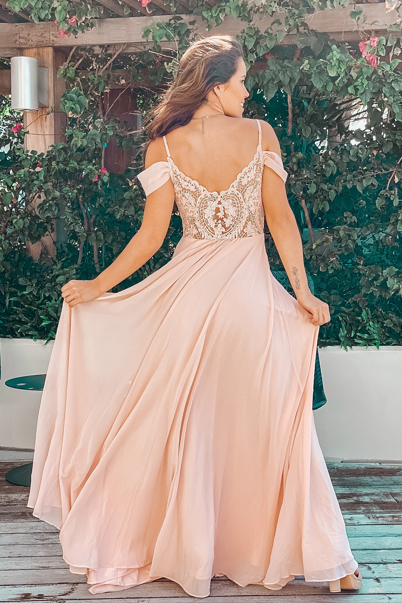 Elegant Blush Cold - Shoulder Maxi Dress with Back Lace and Button Closure