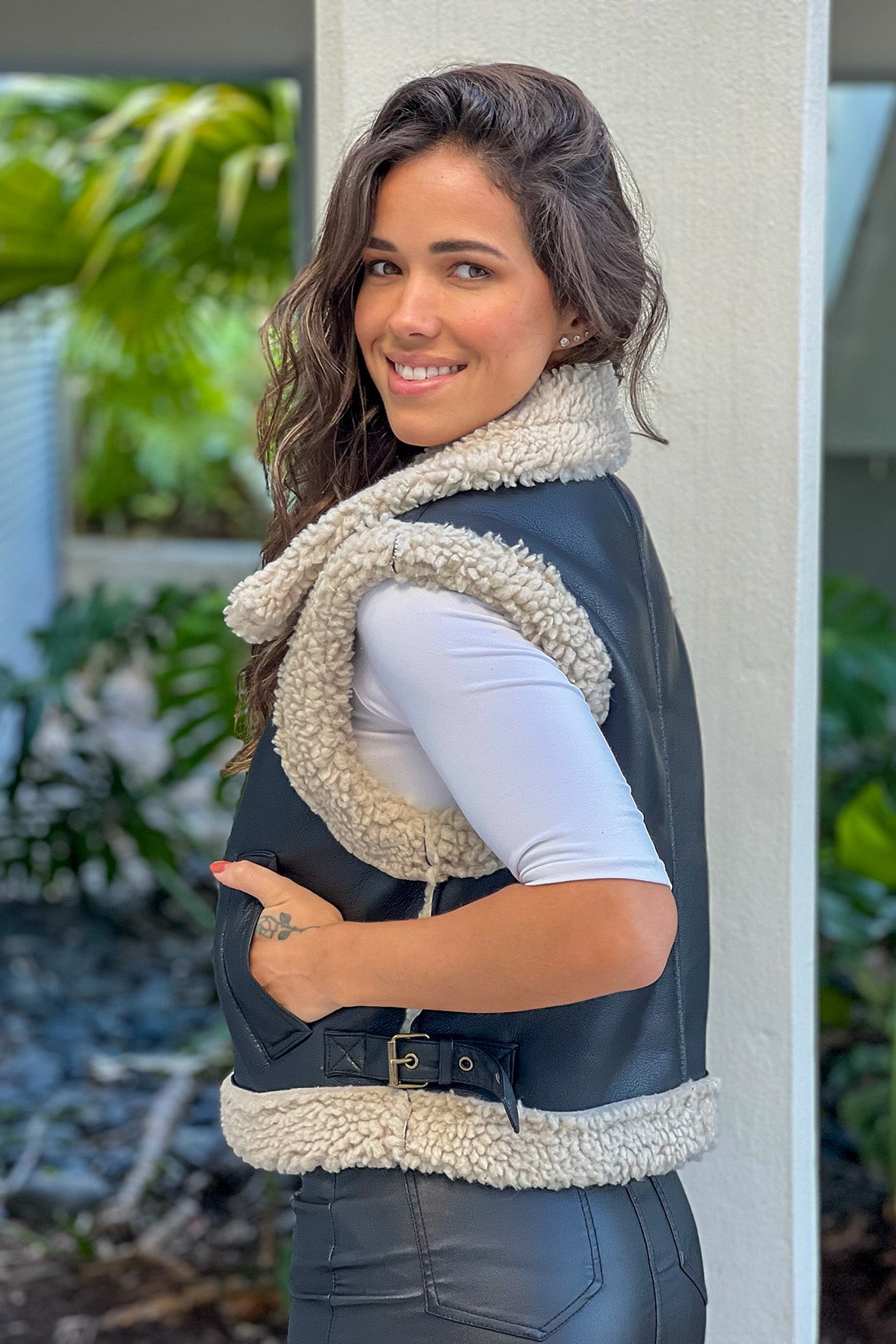 Stylish Black Faux Leather Shearling-lined Sleeveless Vest for Comfort and Warmth