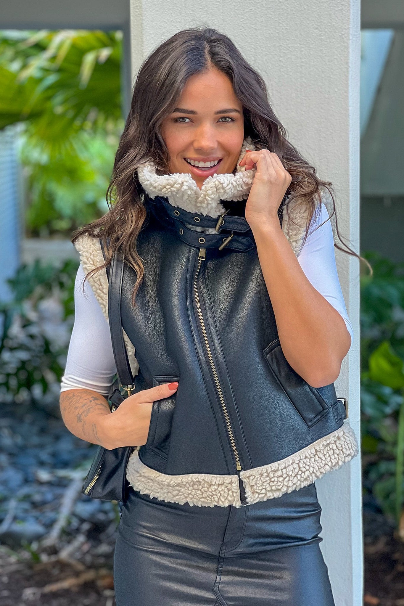 Stylish Black Faux Leather Shearling-lined Sleeveless Vest for Comfort and Warmth