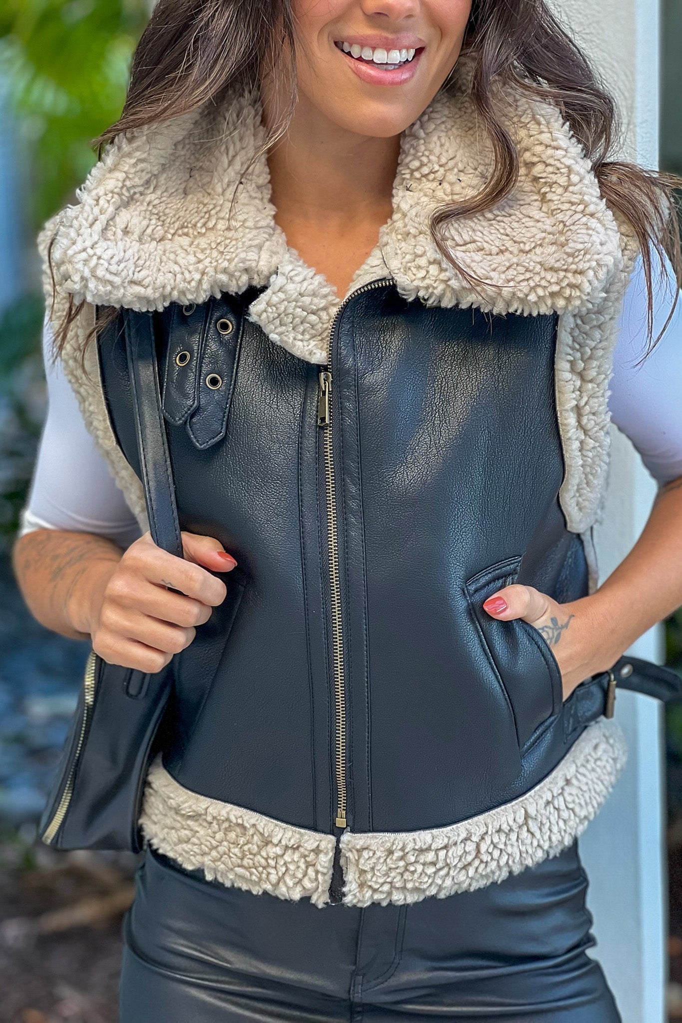 Stylish Black Faux Leather Shearling-lined Sleeveless Vest for Comfort and Warmth